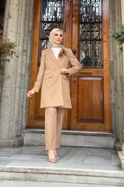 Gül Detaylı Ceketli Takım Sütlü Kahve